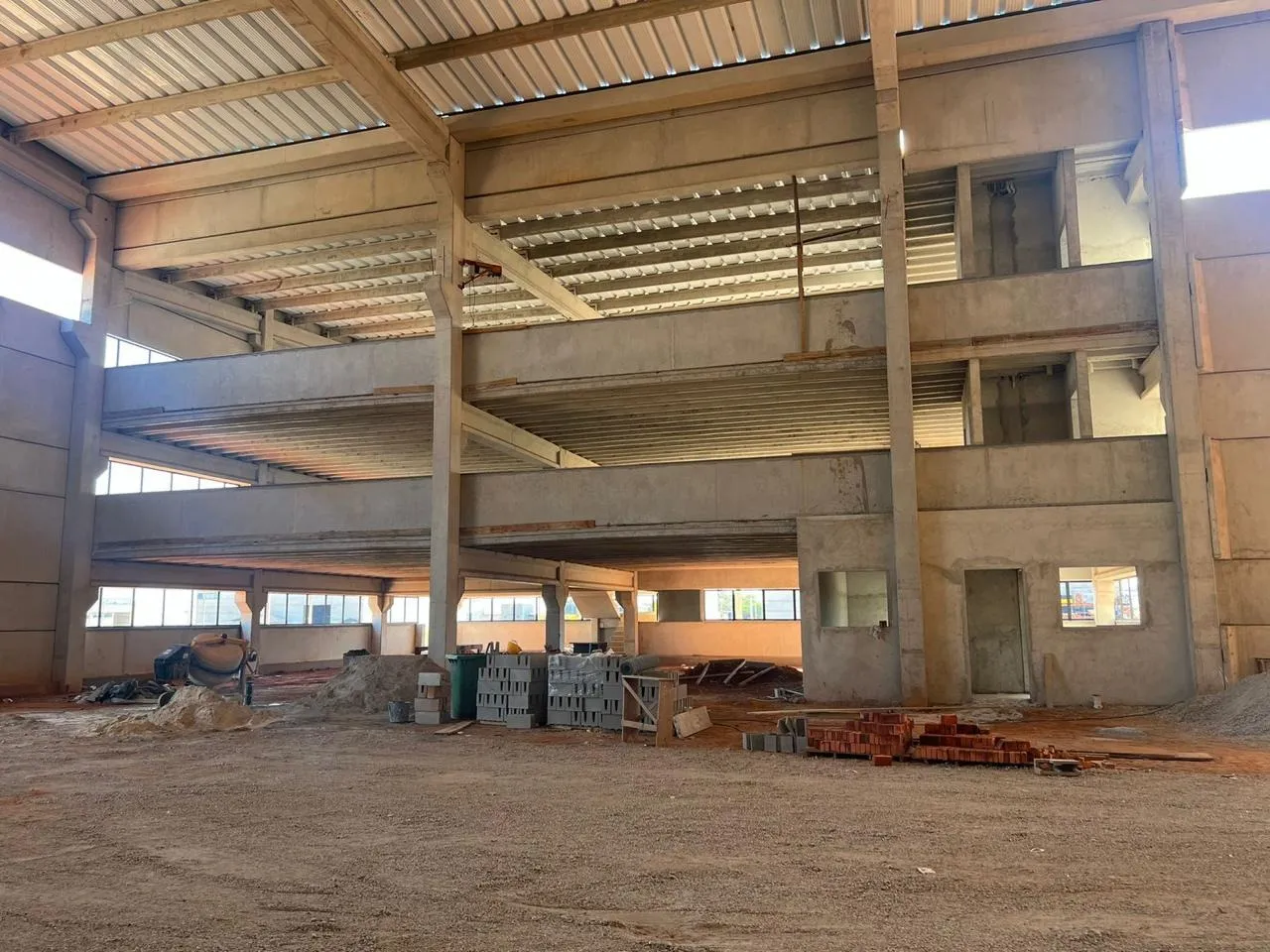 Imagem Galpão Comercial de Alto Padrão com Estrutura Completa para Indústria