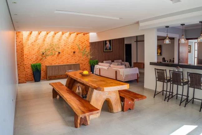 Imagem Imperdível: Casa à venda em Campo Grande-MS, Vila Palmira - 3 quartos, 1 suíte, 3 salas, 3 banheiros, 3 vagas, 169,84 m².