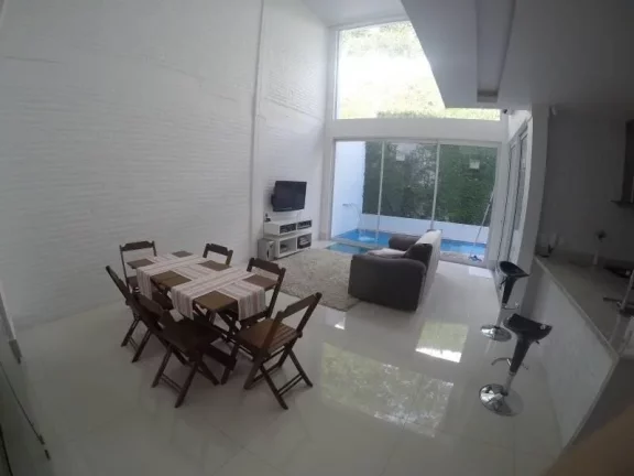 Imagem Requinte e sofisticação você encontra nessa casa , com 3 suítes uma com banheira hidromassagem, piscina, sala de cinema , localização privilegiada
