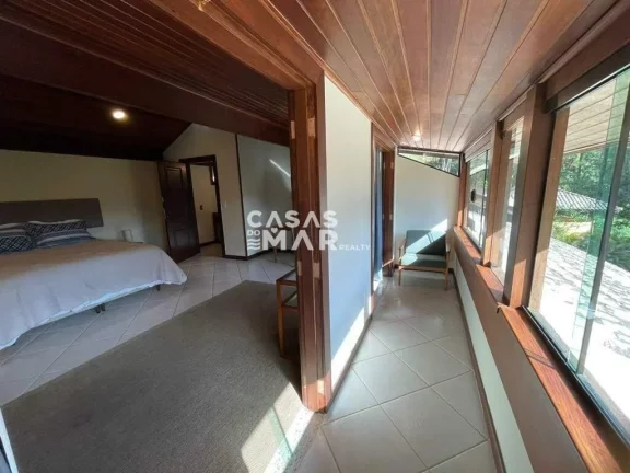 Imagem Casa em condomínio de luxo em Itaipava, Petrópolis-RJ: 4 quartos, 2 suítes, 3 banheiros, 10 vagas, 800m². Imperdível!