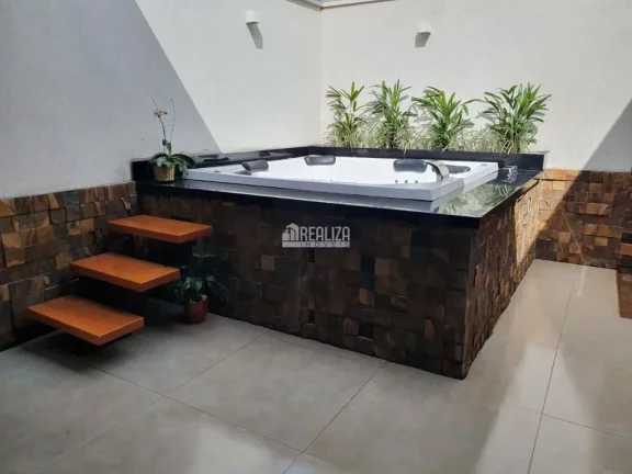 Imagem Casa à venda com 3 dormitórios e energia fotovoltaica no Condomínio Estância dos Ipês, em Uberaba