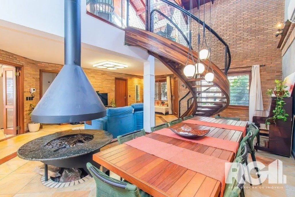 Imagem Casa espaçosa com 3 dormitórios, pátio com piscina e 4 vagas