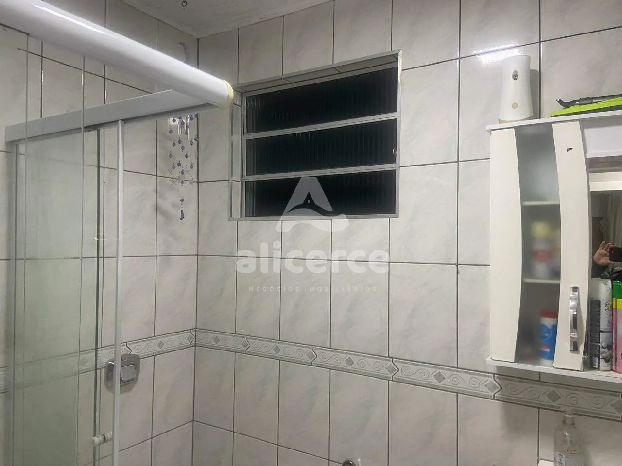 Imagem Casa com excelente localização no bairro Estreito, a apenas uma quadra da Beira-Mar Continental