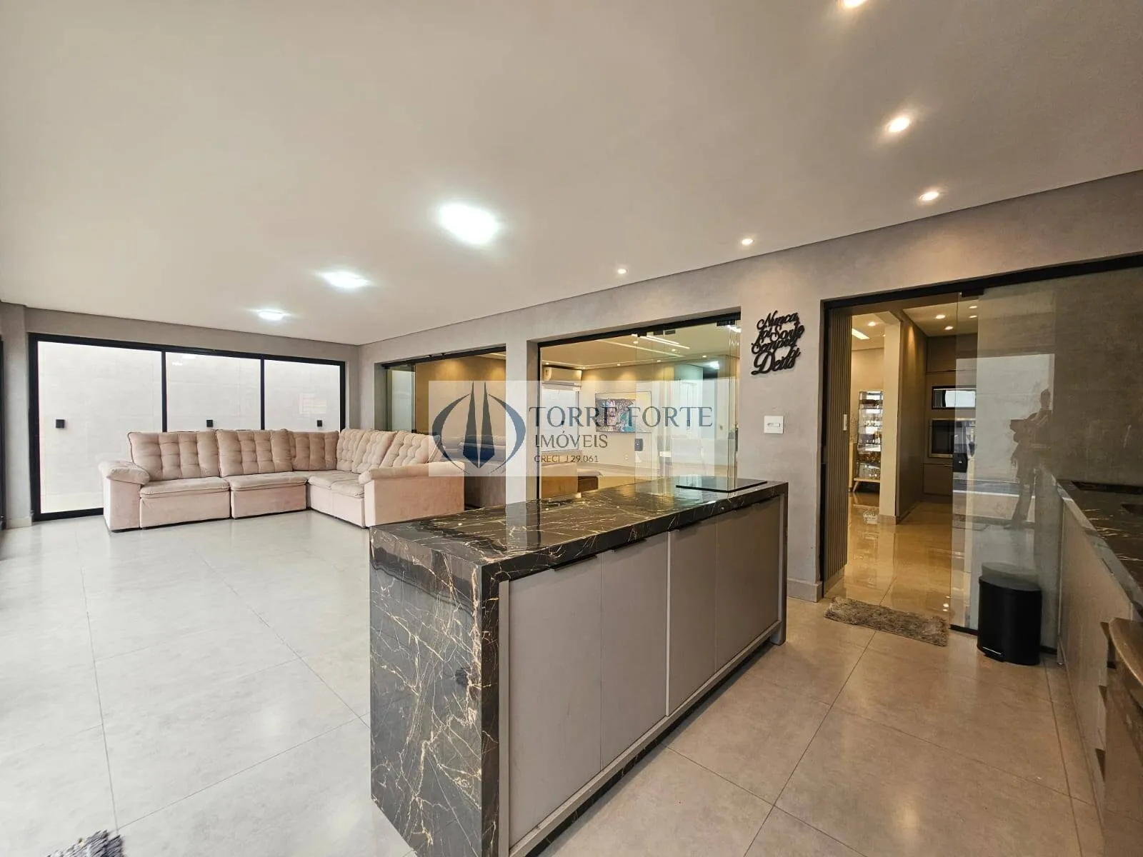 Imagem Ótima casa 396 m², 3 dormitórios sendo 1 suíte, 5 banheiros, em S.C do Sul