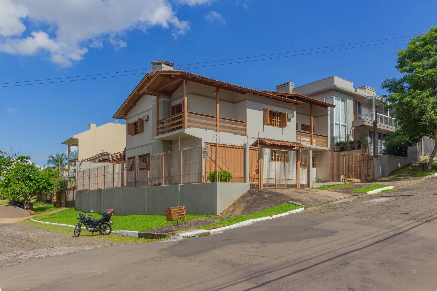 Imagem Sobrado semi mobiliado para venda de 4 dormitórios, bairro Canudos em Novo Hamburgo/RS.