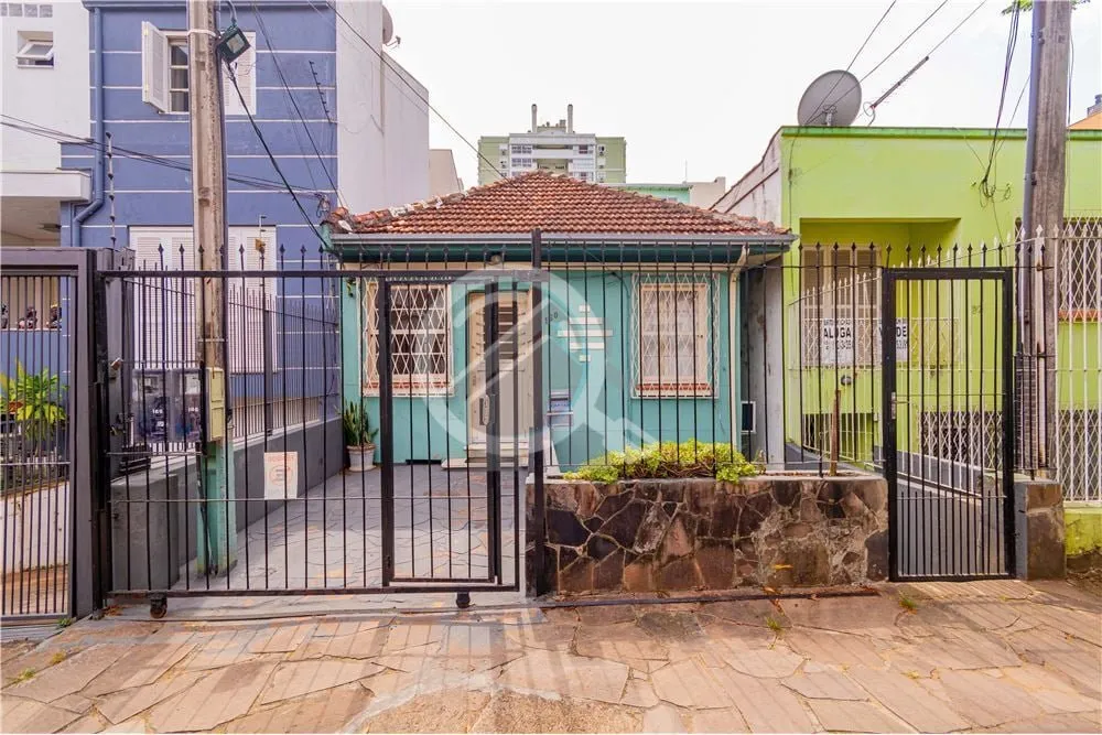 Imagem Ótima localização para comércio e residencial. Sobrado com duas casas com entradas individuais, ...