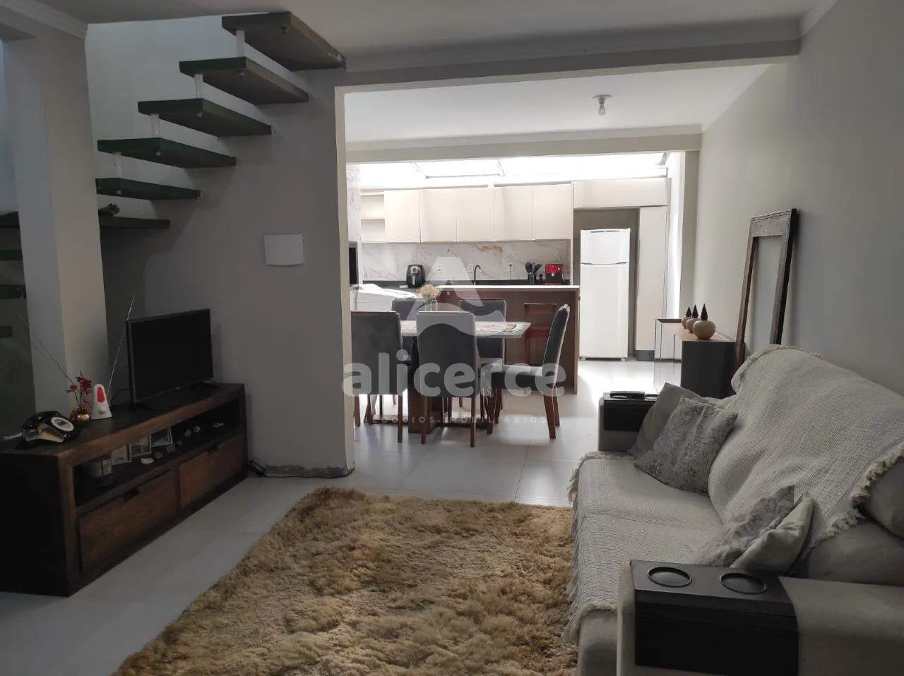 Imagem Casa à Venda na Praia dos Ingleses | Conforto, Privacidade e Excelente Localização em Florianópolis/SC**