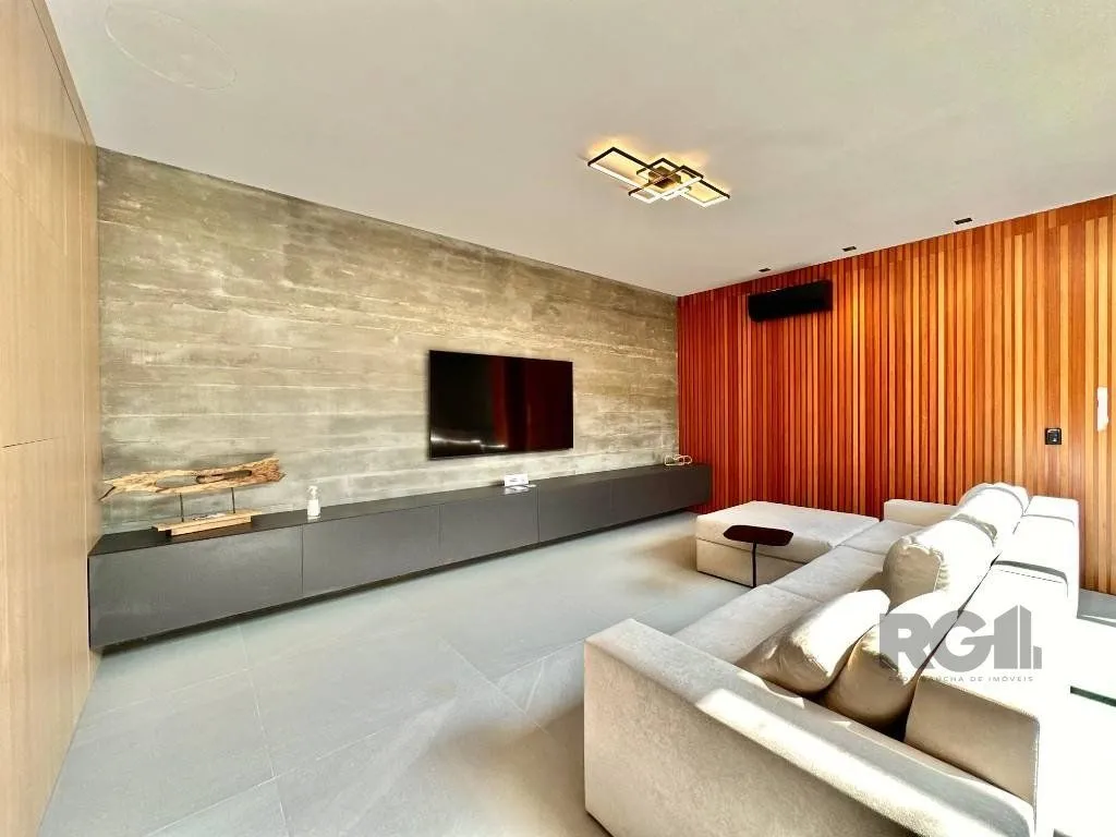 Imagem sobrado de luxo está à venda em um exclusivo condomínio à beira-mar