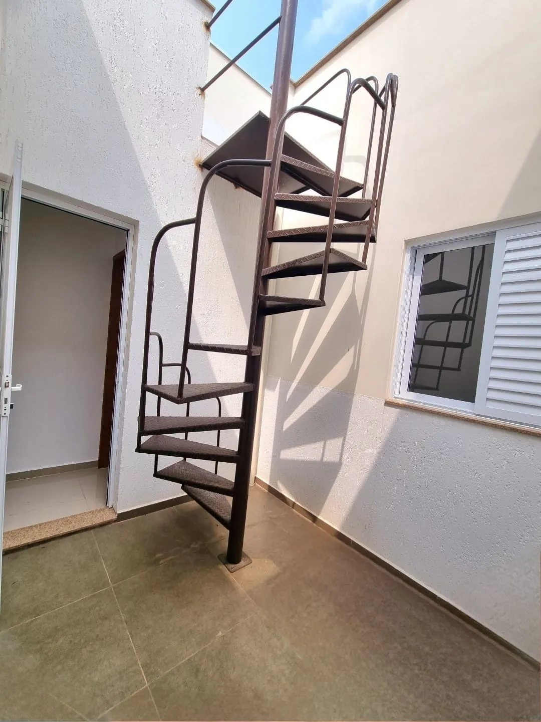 Imagem Casa Térrea com Terraço, 2 Dormitórios, Área Gourmet e Localização Central - Conforto e Lazer em um Só Lugar