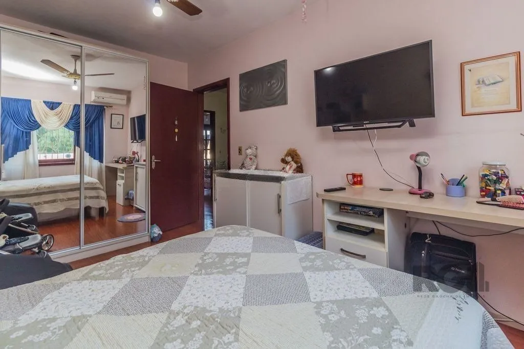 Imagem Sobrado de 215m² - 4 dormitórios, 5 vagas no bairro Passo das Pedras