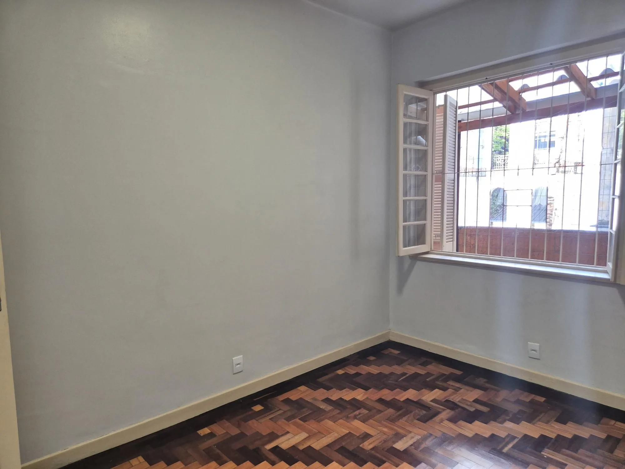 Imagem 2 dormitório com área externa e churrasqueira
