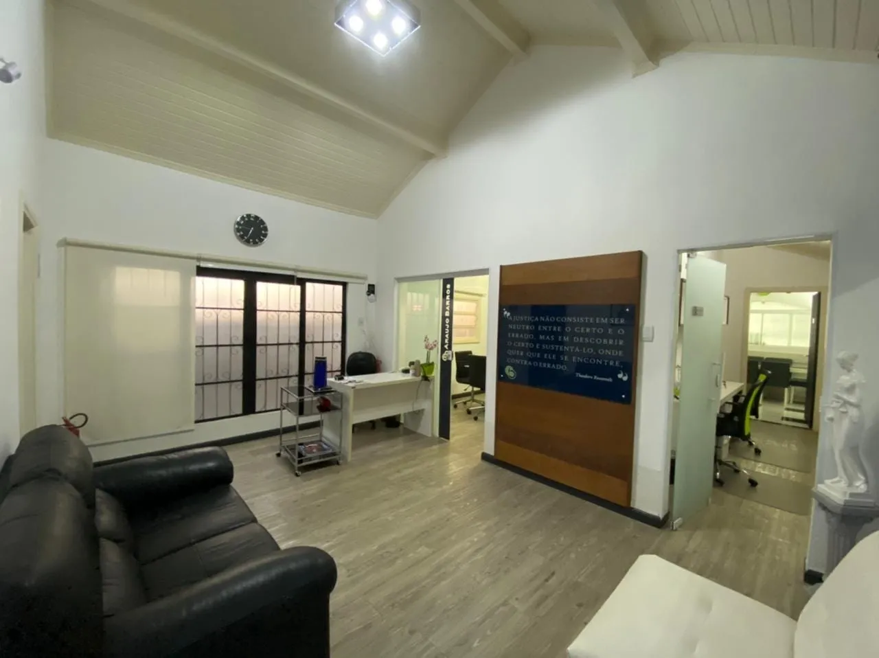 Imagem Comercial à venda 8 Quartos, 2 Vagas, 300M², Jardim Maria Augusta, Taubaté - SP