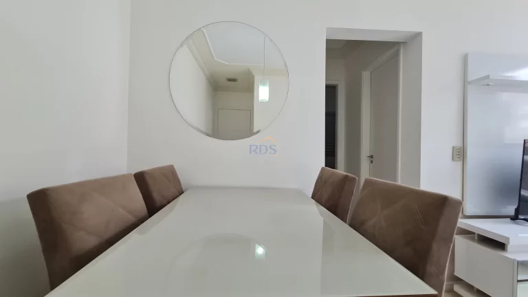Imagem Vende um aconchegante apartamento de 51m², com dois dormitórios sendo uma suíte, uma vaga coberta