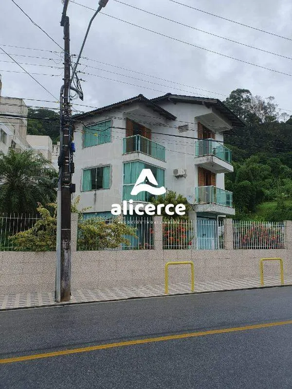 Imagem Casa à venda l 6 Dormitórios, 2 suítes l 370m² l Ponta de Baixo - São José/SC