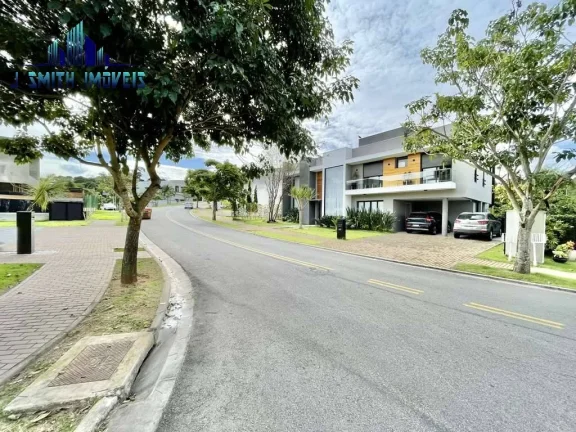 Imagem CASA À VENDA DE PORTEIRA FECHADA! Impecável, 4 suítes, elevador, piscina
