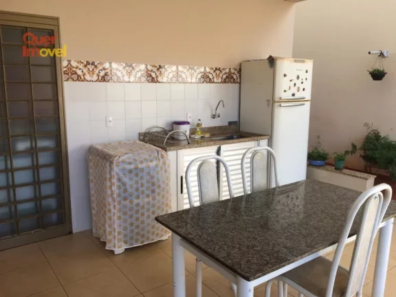 Imagem Casa à venda em Ribeirão Preto-SP: 3 quartos, 1 suíte, 2 salas, 4 banheiros, 7 vagas de garagem, 249,00 m² de área.