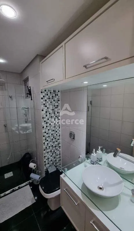 Imagem Apartamento semi mobiliado, 3 dorm. com suíte, andar alto e vista livre em Barreiros - São José - SC