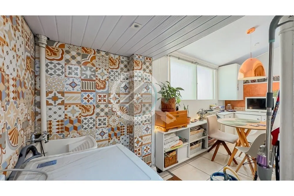 Imagem No Bairro Petrópolis, na Rua Dona Eugênia nº 964, apartamento térreo elevado com pátio, 1 dormi...