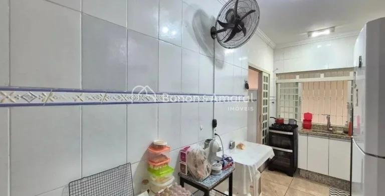 Imagem Localizada na vibrante cidade de Campinas, esta espaçosa casa é uma excelente opção para quem bu...