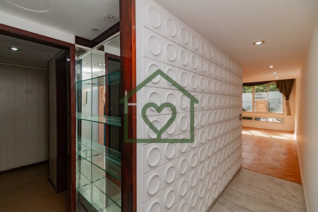 Amplo apartamento mobiliado, com 116 m² de área privativa; - 3 dormitórios amplos com ar condicio...