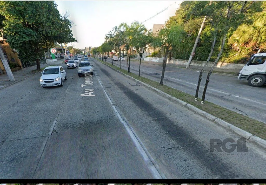 Imagem OPORTUNIDADE DE NEGÓCIO! PONTO COMERCIAL OU RESIDENCIAL, terreno medindo 13m x 100m, com 02 lojas comercias em frente (atualmente alugadas), nos fundos possui sobrado com 03 dormitórios sendo 01 suí