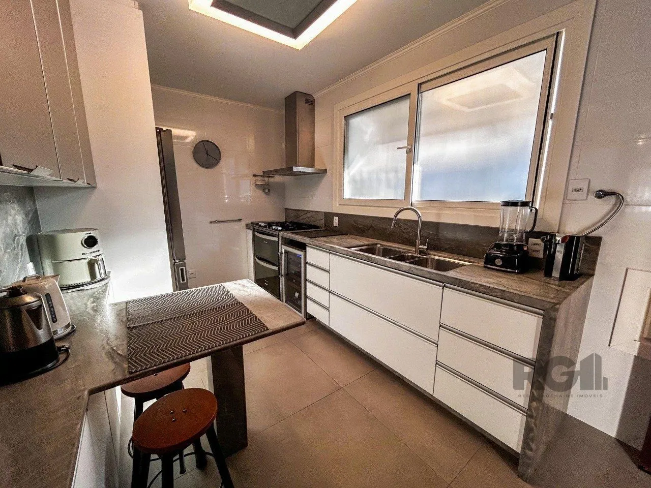 Imagem Casa 3 dormitórios, suíte, lareira, churrasqueira,, pátio, vaga garagem com 309 m² privativos.