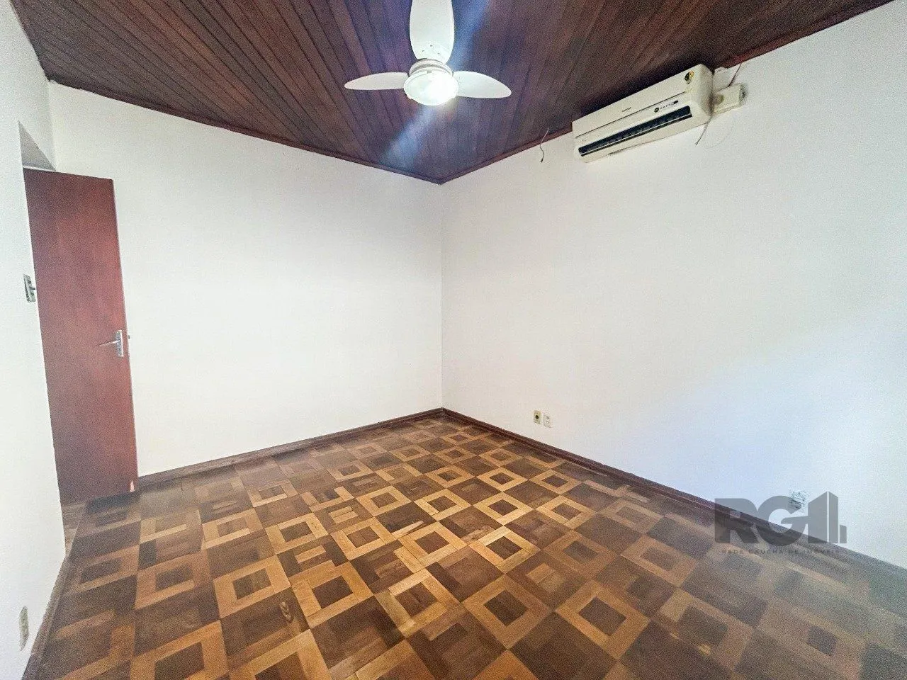 Imagem Casa 03 quartos, peças amplas, 03 dormitórios, salão de festas -3 vagas - Cavalhada