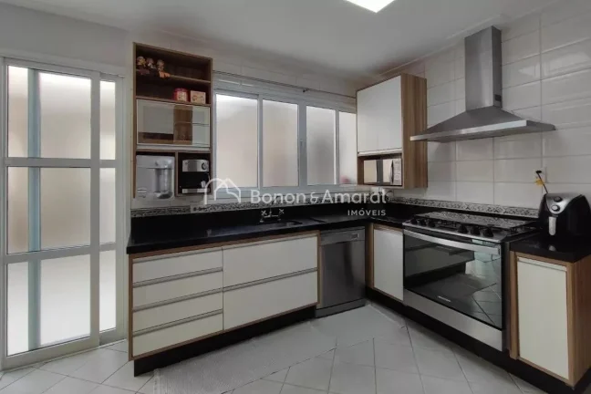 Imagem Localizada em Campinas, esta casa em condomínio oferece uma experiência única de conforto e conve...