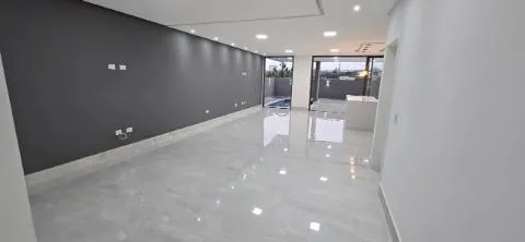 Imagem VENDA DE SOBRADO NOVO NO CONDOMÍNIO REAL PARK, EM ARUJÁ/SP, 300m² com 04 suítes, suíte máster com hidro, garagem com 04 vagas e piscina. CONSULTE-NOS.