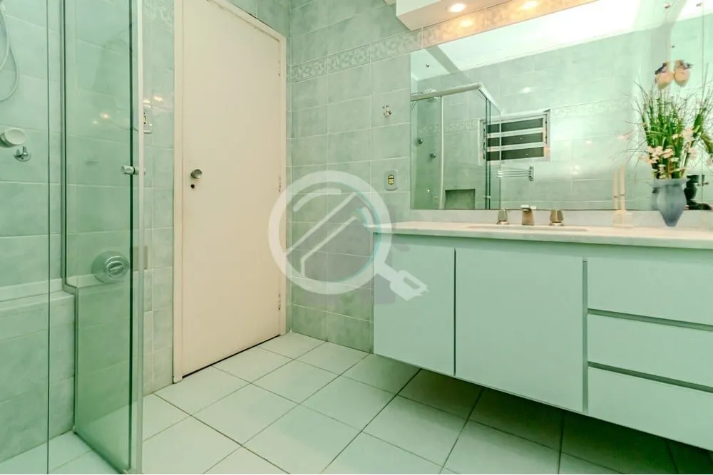 Imagem Apartamento espaçoso com 3 dormitórios, um suíte com sacada, living com 2 ambientes, banheiro soc...
