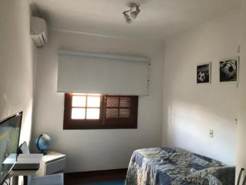 Imagem VENDA DE SOBRADO NO CONDOMÍNIO ARUJÁ V, EM ARUJÁ/SP, 264m² com 3 quartos, suíte, churrasqueira, jardim, cozinha americana e 04 vagas. CONSULTE-NOS.