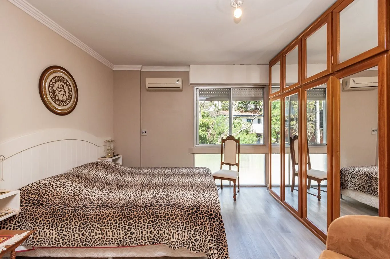 Imagem Vende-se apartamento com 3 quartos (1 suíte), 133 m² e 1 vaga - Petrópolis