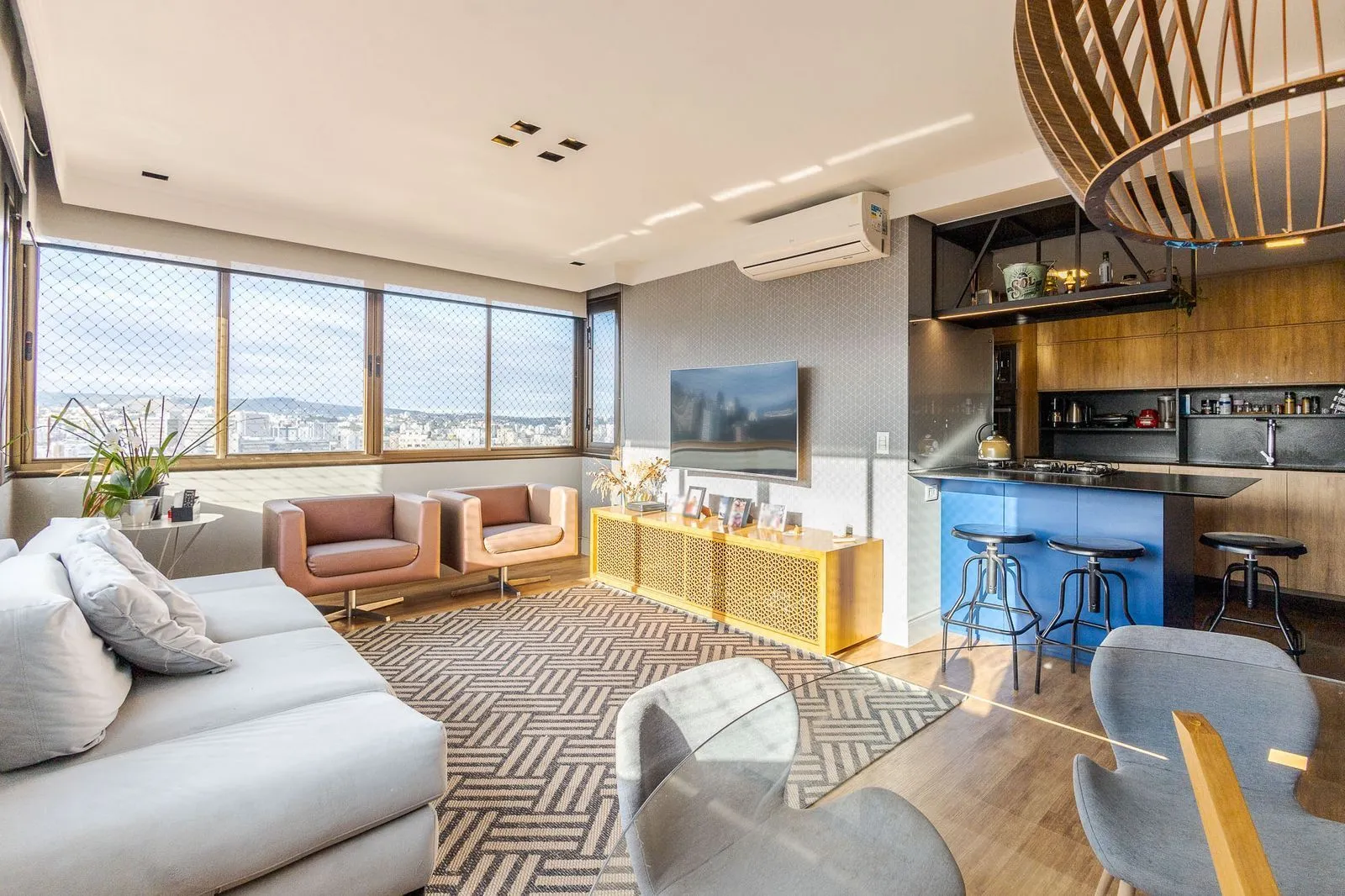 Imagem Andar alto, sol e vista definida são ponto forte deste belíssimo apartamento à venda de 3 dorm e 2 vagas indiv. cobertas no Rio Branco