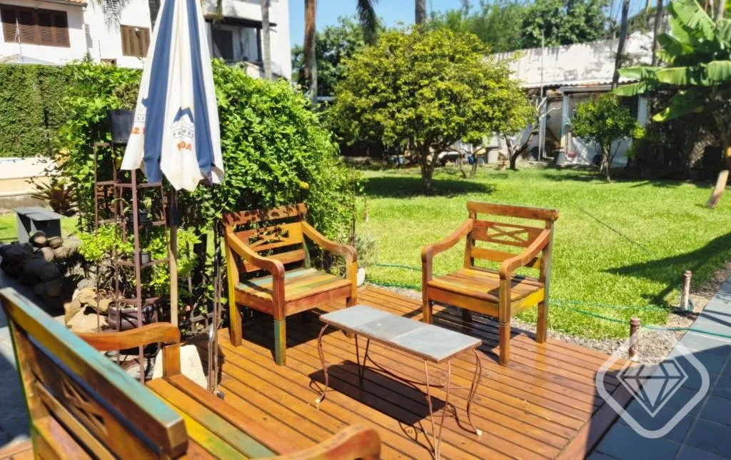 Imagem Casa em dois terrenos no bairro Guarujá, localizada em rua silenciosa, com excelente orientação s...