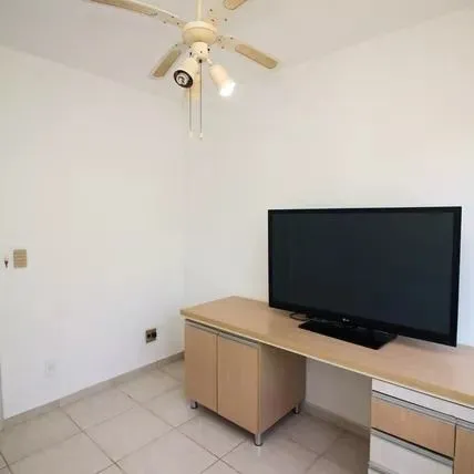 Imagem Apartamento com 2 dormitórios, banheiro auxiliar e 2 vagas cobertas.