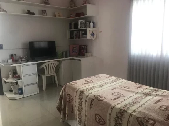 Imagem CASA COM 4 SUÍTES NA RUA 01 JOCKEY, CONDOMÍNIO FECHADO COM PORTARIA 24 HORAS, LOTE QUITADO E ESCRITURADO