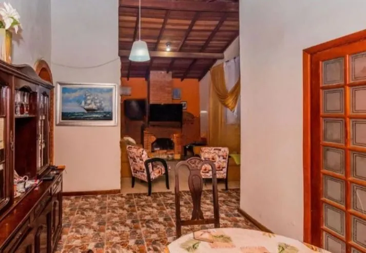 Imagem Casa de 3 dormitórios , com suíte , banheiro social , 2 apartamentos de 1 dormitório nos fundos ,vaga para 3 carros !