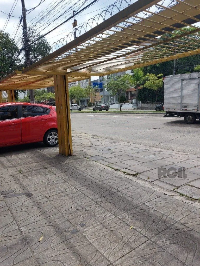 Imagem OPORTUNIDADE DE NEGÓCIO! PONTO COMERCIAL OU RESIDENCIAL, terreno medindo 13m x 100m, com 02 lojas comercias em frente (atualmente alugadas), nos fundos possui sobrado com 03 dormitórios sendo 01 suí