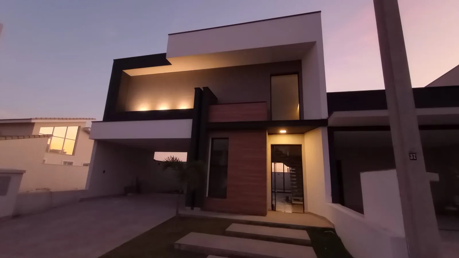 Imagem Casa Sobrado de 218m² Localizada no RESIDENCIAL LE FRANCE!