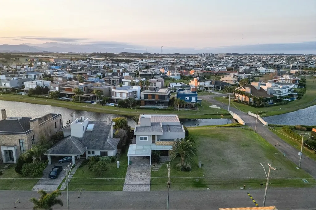 Imagem Casa de condomínio à venda em Xangri-Lá, Centro, com 4 quartos, 368m2