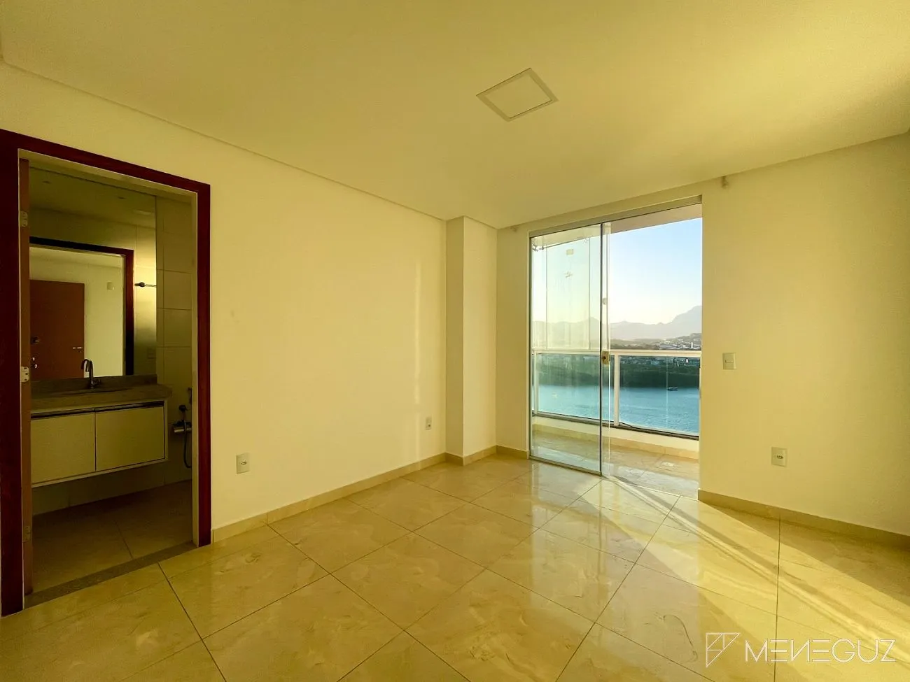 Imagem Apartamento de 2 quartos, com duas vagas de garagem, no centro de Guarapari com vista para o canal - Parcelamento em 60 meses!