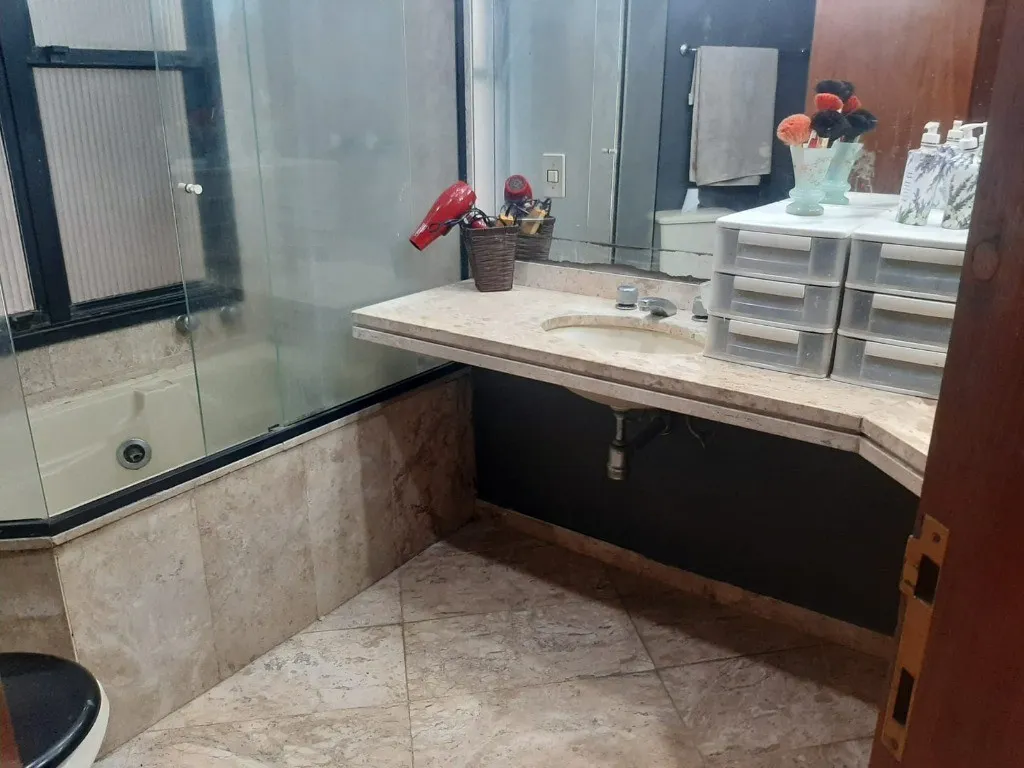 Imagem Apartamento de Luxo no Itaim Bibi: 4 Quartos, 2 Suítes, 3 Banheiros, 3 Vagas - 181m² - São Paulo-SP