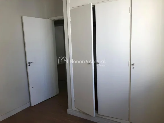 Imagem Oportunidade no Edifício Cristina, no Centro de Campinas. Este amplo apartamento totalmente reforma...