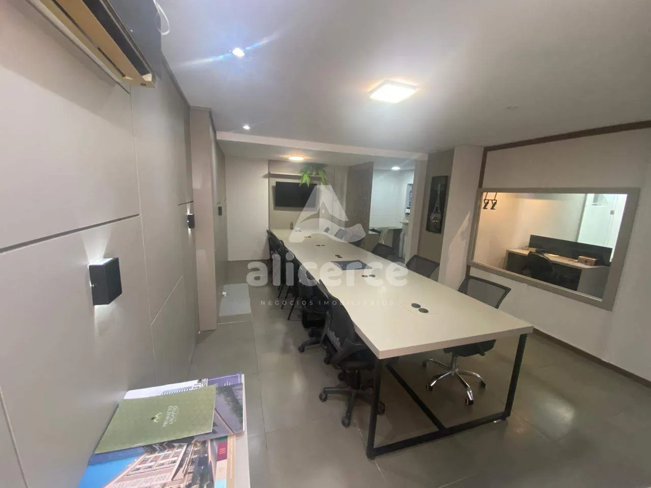 Imagem Vendemos mobila completa para escritório usada em uma sala com 140m²