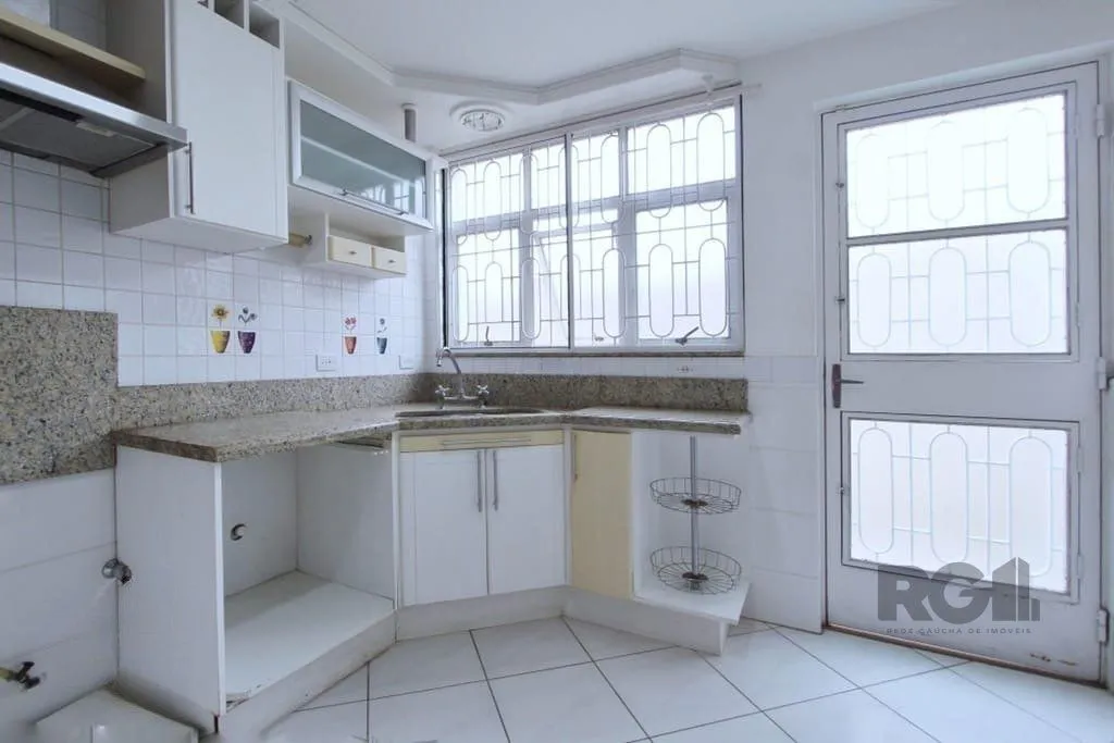 Imagem Excelente casa de 324m² com 4 dormitórios e 2 vagas.