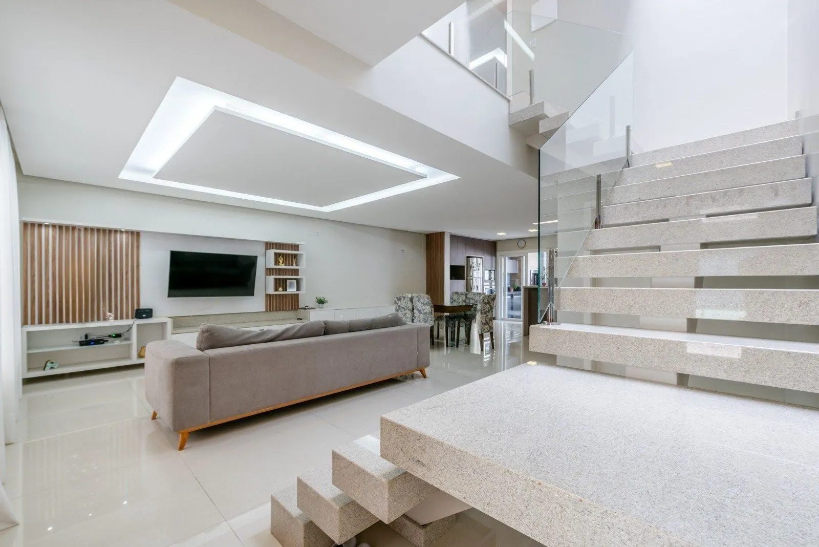 Imagem Casa em Condomínio com 228m² e 3 dormitórios, 1 suíte, 3 vagas no bairro Sarandi
