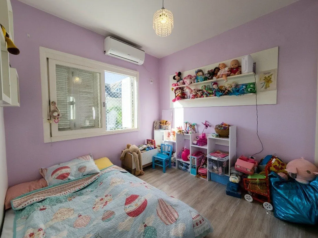 Imagem Living em dois ambientes com cozinha americana, lavabo, pátio, lavanderia. o3 dormitórios sendo 01 suíte, banheiro social e sótão. Duas vagas de garagem.