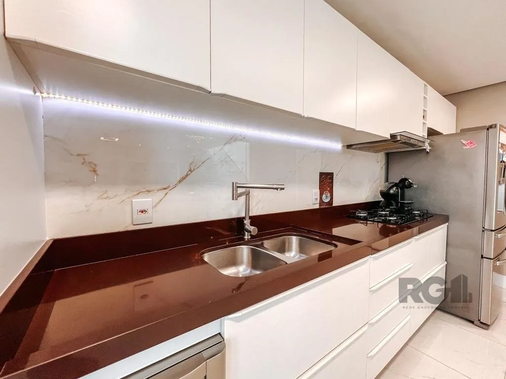 Imagem Excelente residência com aproximadamente 242m² privativos,