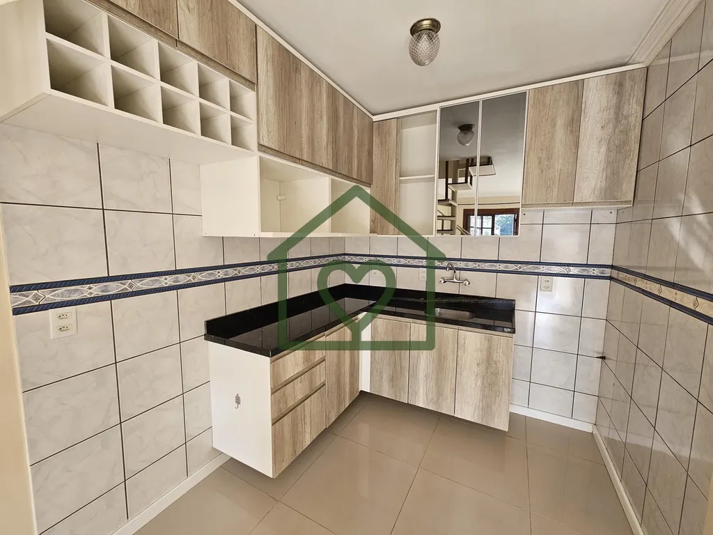 Imagem Casa em condomínio reformada e semimobiliada, com vaga para até 04 carros.

Térreo com living de ...