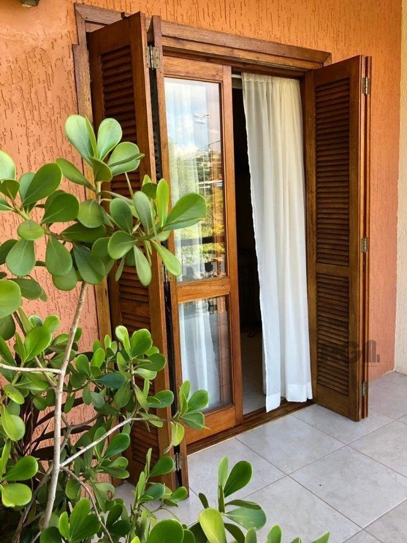 Imagem Casa residencial de 3 dormitórios sendo um uma suíte localizada no bairro Guarujá.